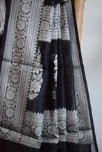 Load image into Gallery viewer, Black Kora Organza Buti Benarasi Saree
