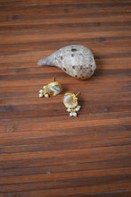 Load image into Gallery viewer, Seashell Jewelry Set with Blue Stone Pendant
