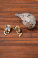 Load image into Gallery viewer, Seashell Jewelry Set with Blue Stone Pendant
