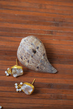 Load image into Gallery viewer, Seashell Jewelry Set with Blue Stone Pendant
