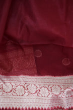 Load image into Gallery viewer, Maroon Kora Organza Buti Benarasi Saree
